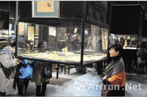 　展览上展出了千余件从海外拍回的文物。